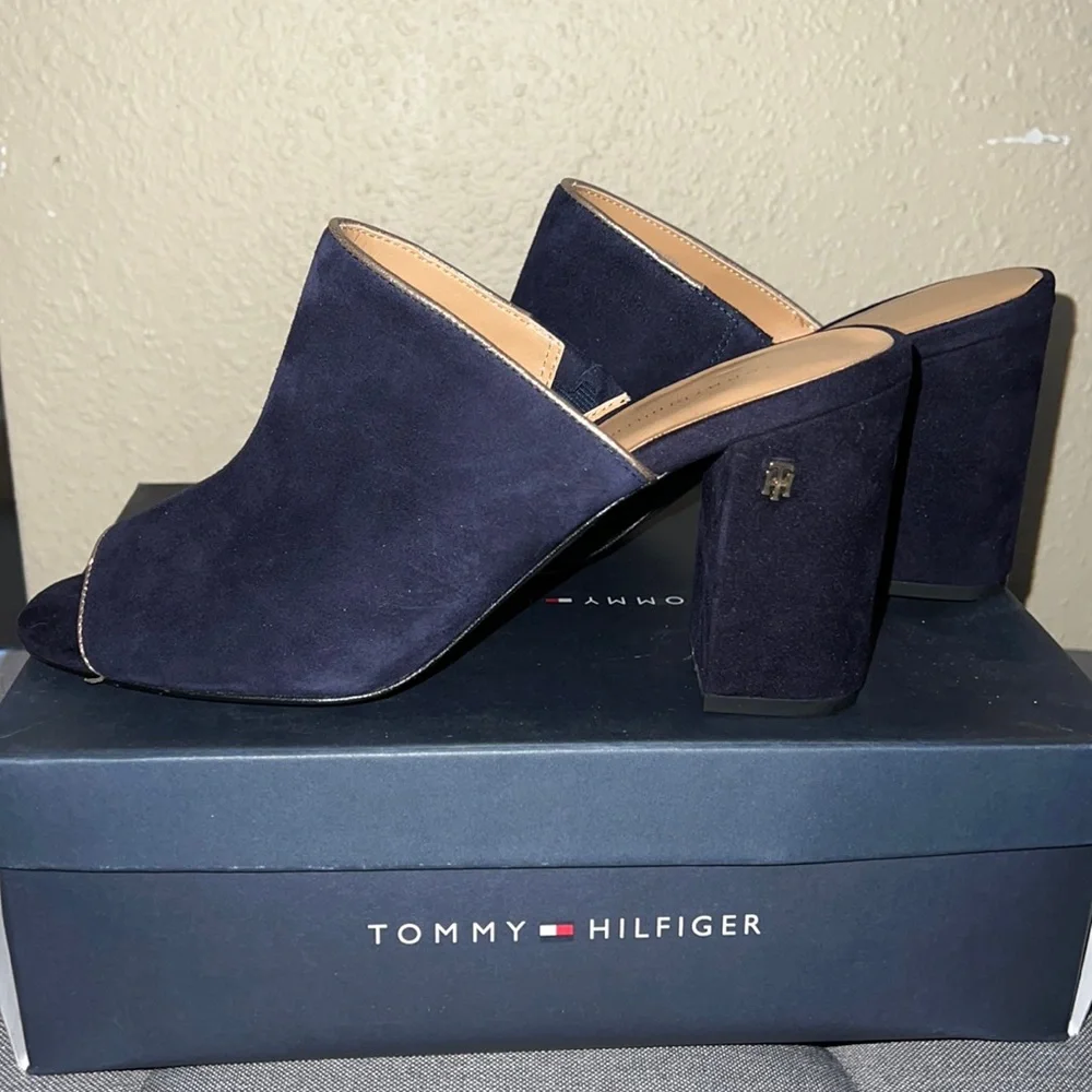 Tommy Hilfiger slides EUC - Picture 2 of 4